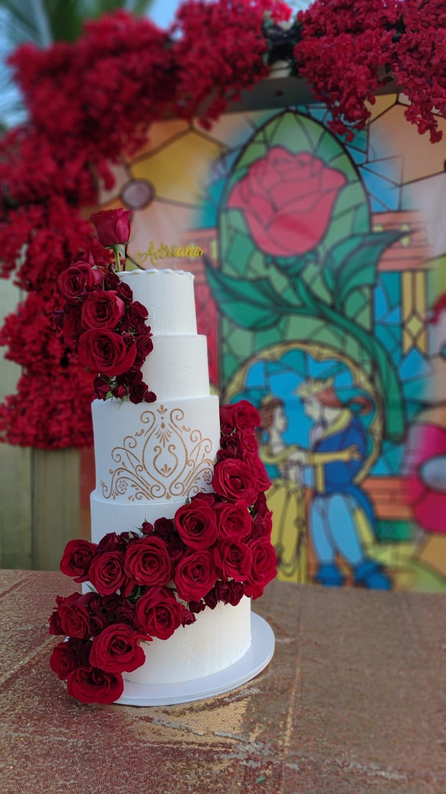 Pastel blanco con rosas rojas