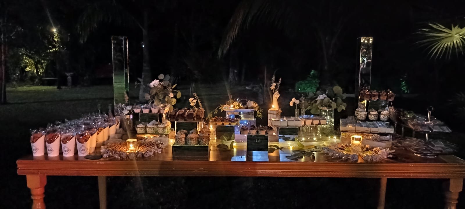 Mesa de postres en jardín