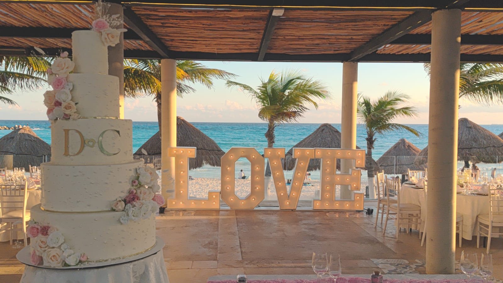 Pastel de boda frente al mar