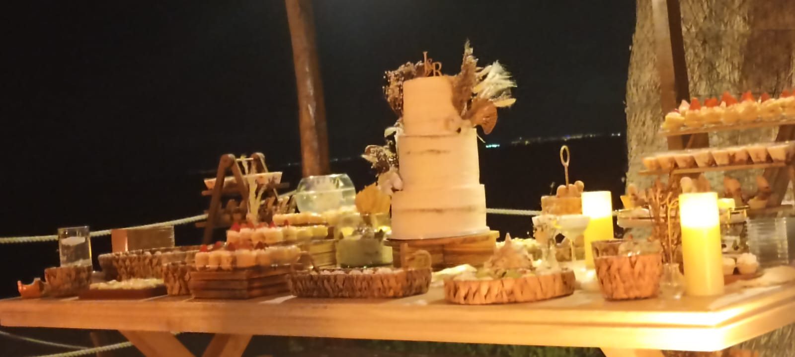 Mesa de postres en playa de noche